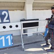 Před velkými závody vyměňuje správce střelnice Miloš Buchta i čísla jednotlivých stavů za nová.