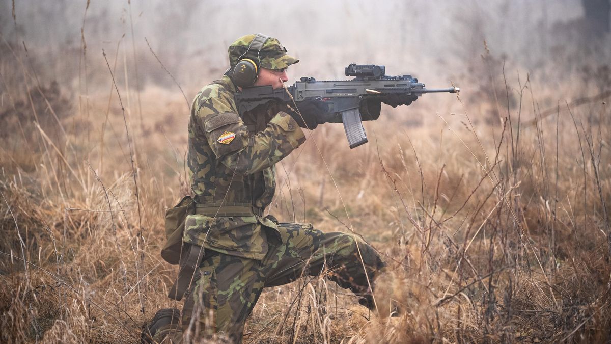 „Alfa jde! Bravo kryje.“ Natáčeli jsme při výcviku budoucích vojáků