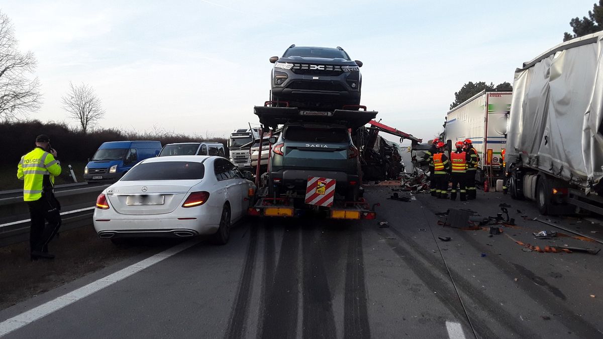 Na D2 se při hromadné nehodě vysypaly převážené Dacie