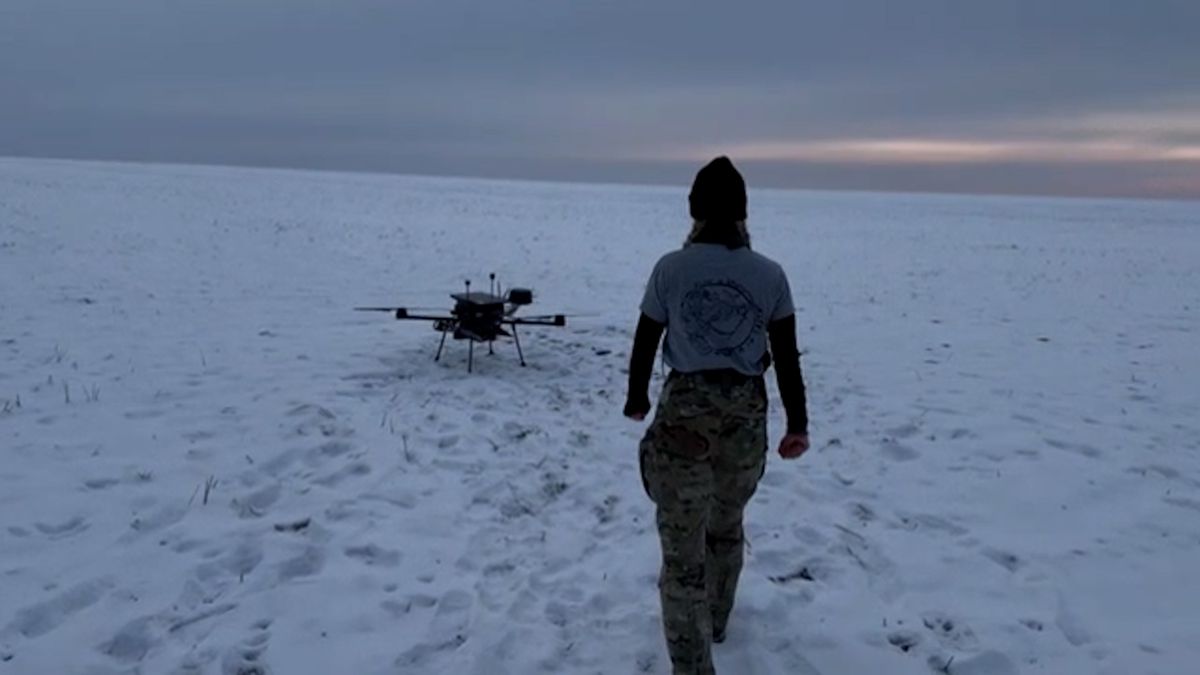Dronařka Karolína shání na frontovou linii terénní vůz, ten poslední skončil pod obrněným vozem