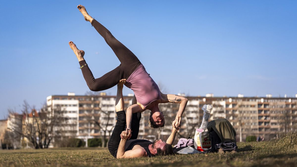FOTO: V tričku do parku. Teplé počasí vytáhlo Pražany sportovat ven