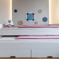 Postel je ve výšce 90 cm a pod ní výsuvné lůžko na možné přespání kamarádek.