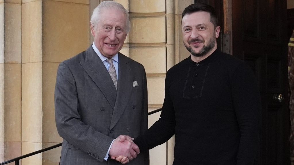 Britský král Karel III. přijal Zelenského. Ukrajinský prezident zvolil černý svetr