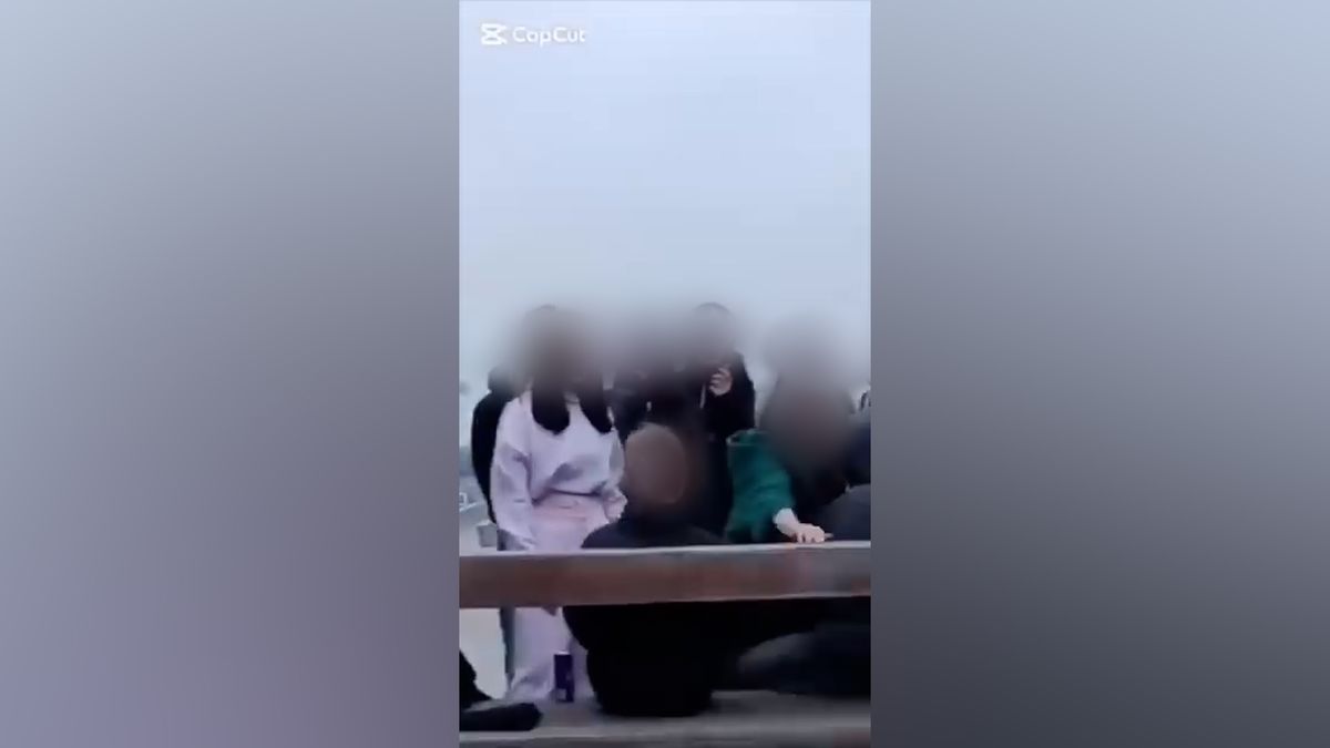 Jedna facka za druhou, ostatní přihlížejí. Na sítích se šíří video z další drsné dívčí šikany