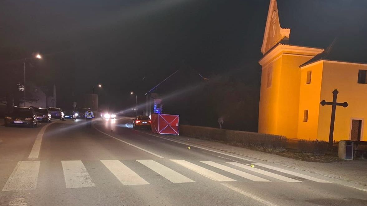 Smrtelná nehoda na jihu Čech. Řidič dodávky smetl na přechodu staršího muže