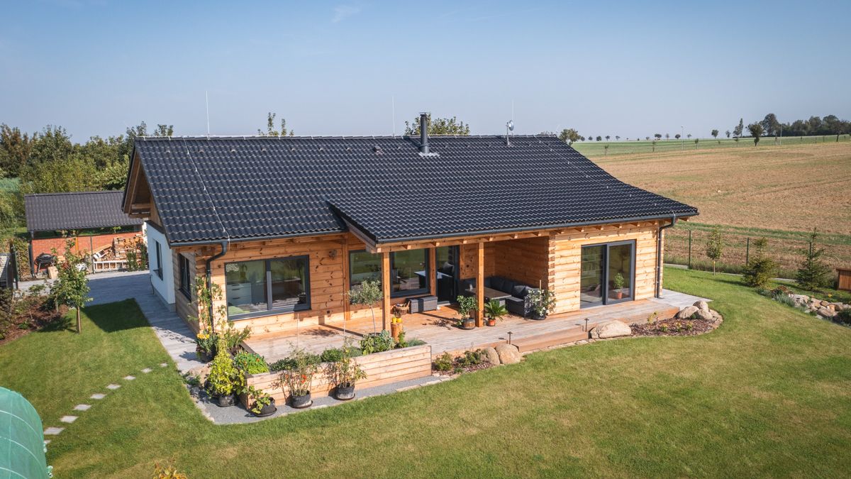 Moderní roubenku si postavila kousek od Prahy. Celoroční bydlení si nemůže vynachválit