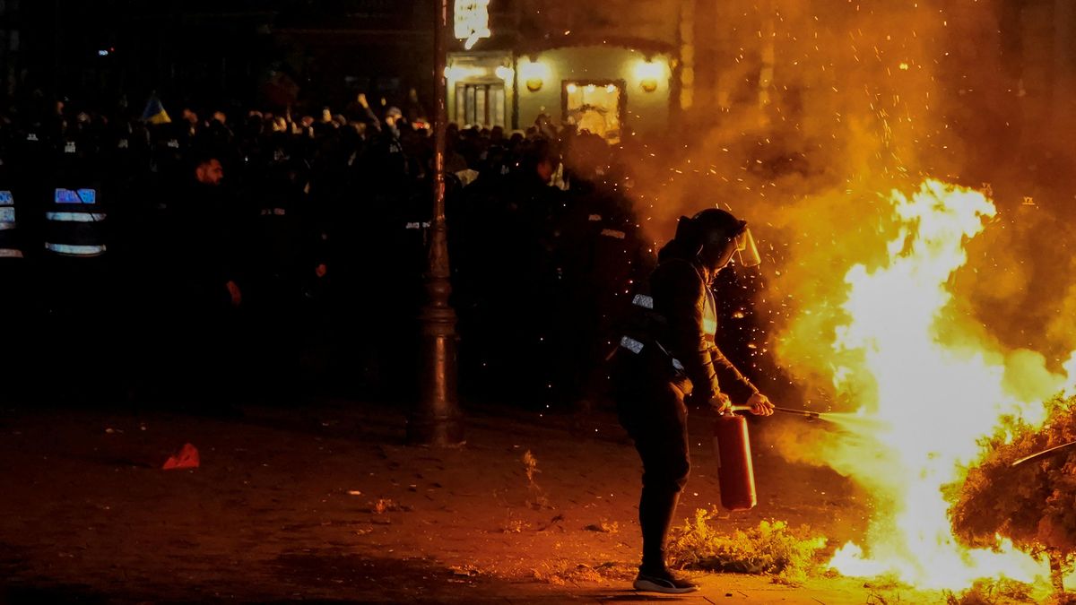 Příznivci odmítnutého pravicového prezidentského kandidáta se v Bukurešti střetli s policií