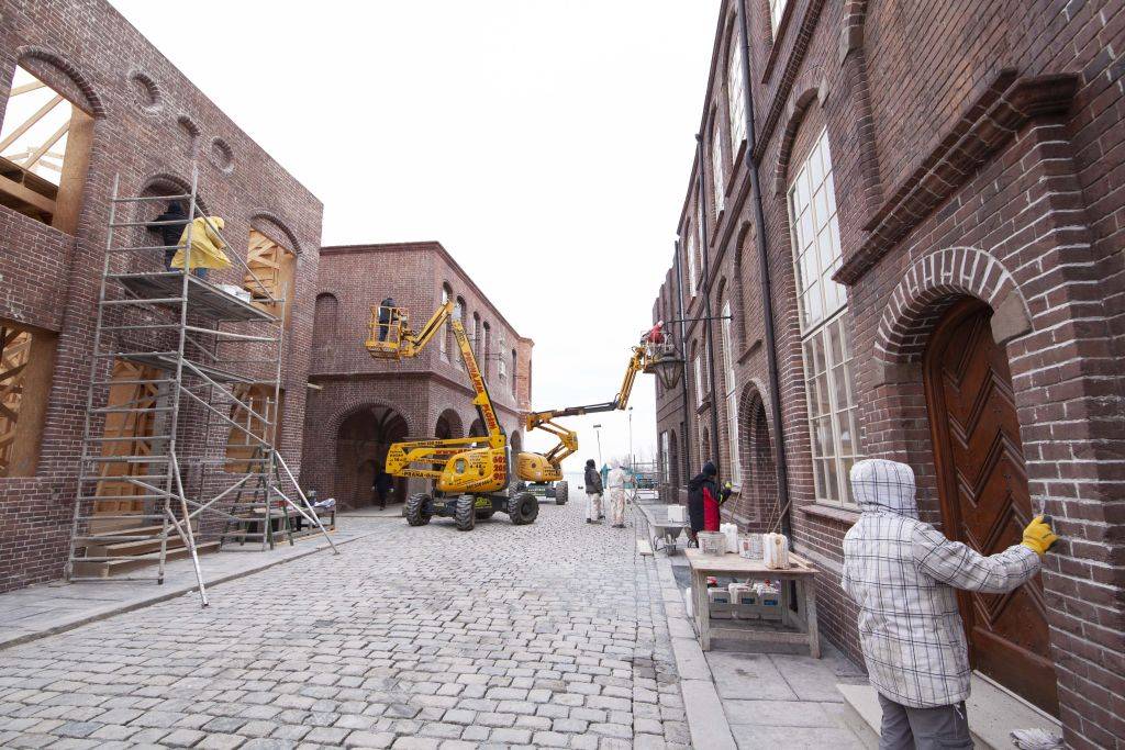 Barrandov Studio, stavba kulis k natáčení Nosferatu. Použita byla i originální dlažba.