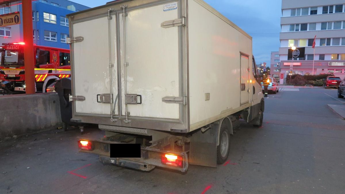 Řidič dodávky ve Zlíně couval po chodníku, srazil dvě ženy