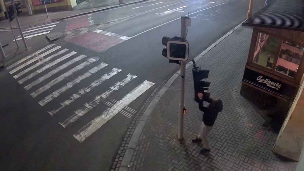 Z křižovatky v centru Jihlavy zmizel v noci semafor. Jeden z aktérů se policii po měsíci a půl přihlásil