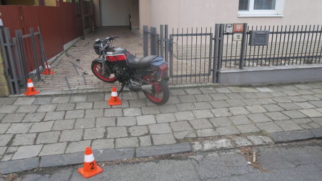 Opilý, zdrogovaný a bez řidičáku narazil s motorkou do plotu