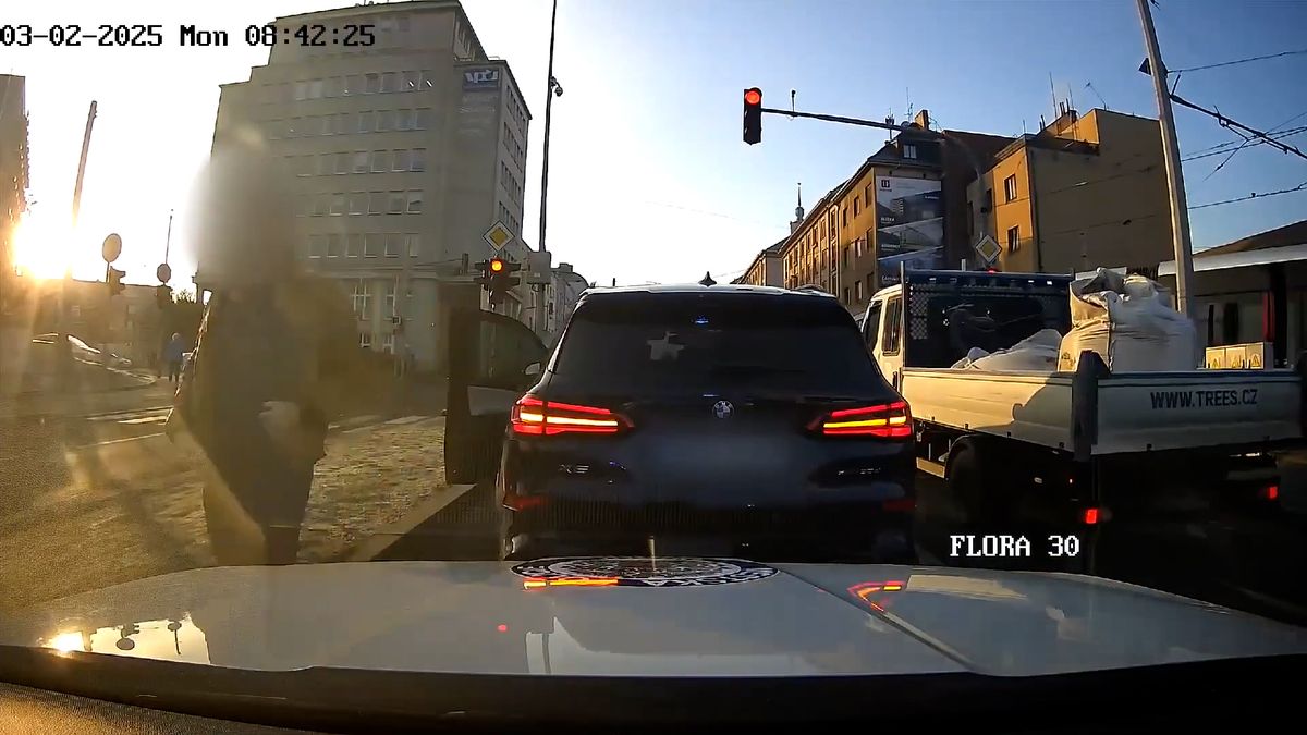 Měli ho za neomaleného řidiče SUV, pak ale strážníci nastávajícímu otci proklestili cestu Prahou