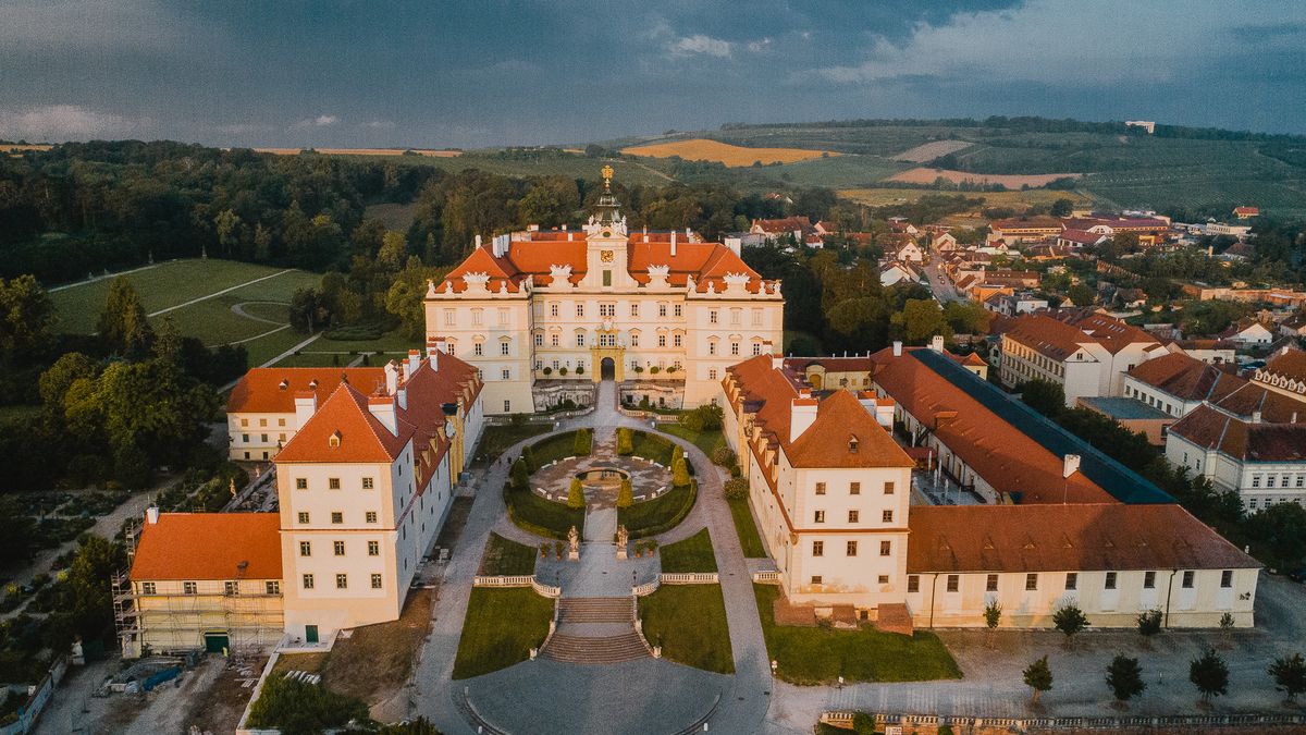 Památkáři opraví západní křídlo zámku Valtice, vystaví v něm vzácné čínské tapety z Versailles