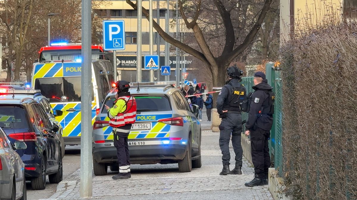 Z pražské školy evakuovali stovku dětí kvůli hrozbě bombou