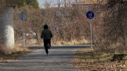 V Chomutově dopadli mladíka, který sexuálně napadl 60letou ženu. Už loni útočil na stejném místě