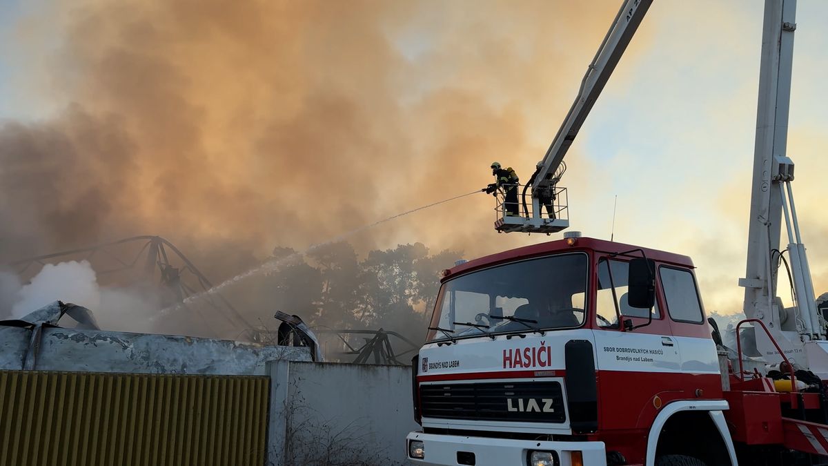 Na Valašsku hoří pila, škody jdou do stovek milionů