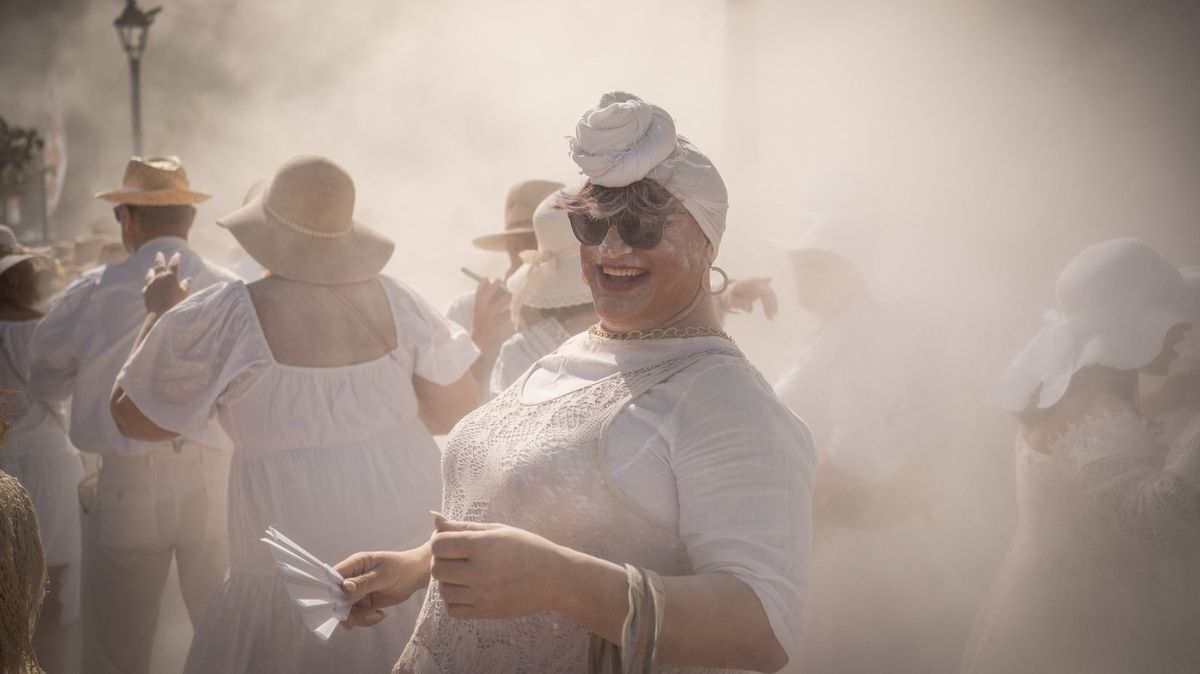 FOTO: Obyvatelé kanárské La Palmy se jednou za rok oblečou do bílého a sypou po sobě pudr
