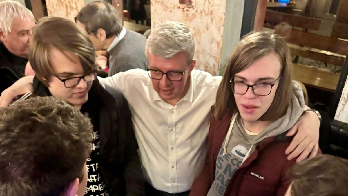„Tajná zbraň“ hnutí ANO: Havlíček přesvědčuje po pražských kavárnách odpůrce. Vybírá je agentura