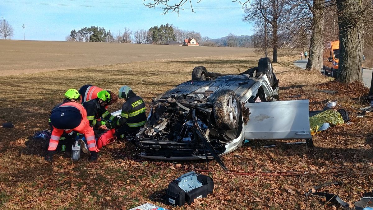Dva mladíci v autě se u Milevska převrátili na střechu. Pomoc jim přivolal telefon s detekcí nehody