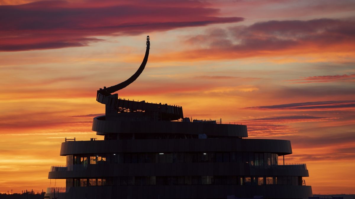 Hotel roku 2025 má siluetu exkrementu