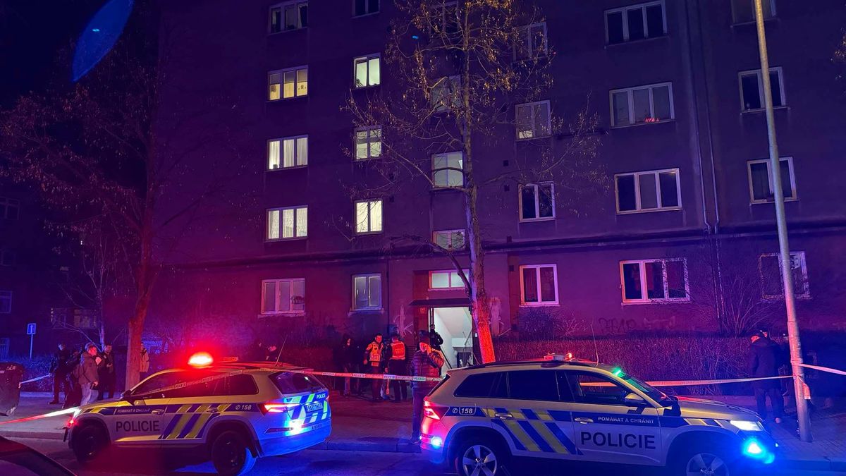 Útok na chodbě domu ve Vršovicích prověřuje oddělení vražd