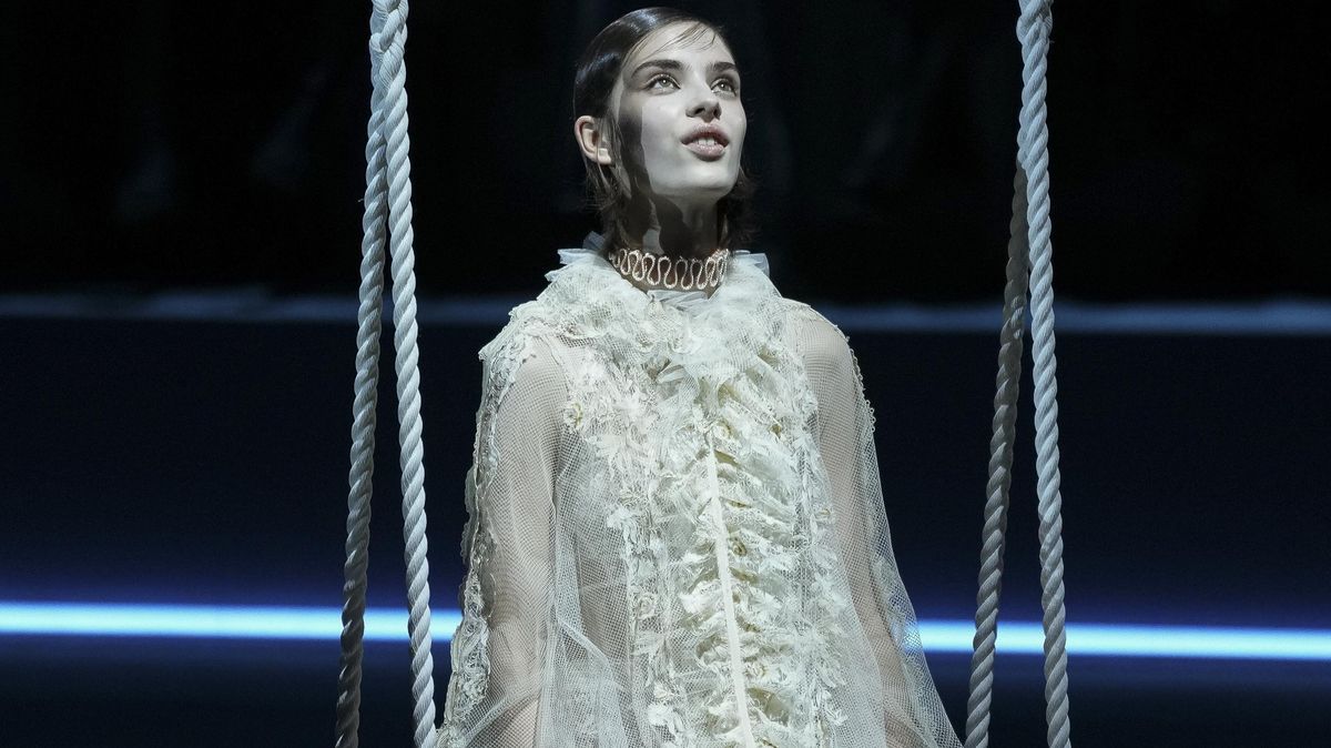 Módní přehlídka Dior, plná krajek a volánů, vzdala hold předchozím návrhářům