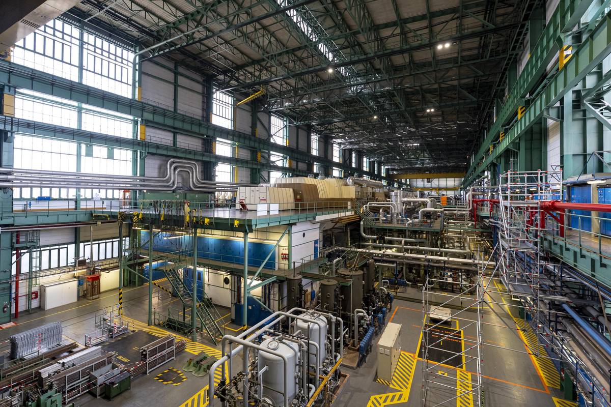 Strojovna prvního výrobního dvojbloku v jaderné elektrárně Dukovany, jejíž roční výroba elektrické energie přesahuje 15 TWh. To je asi 20 % z celkové spotřeby elektřiny v České republice.