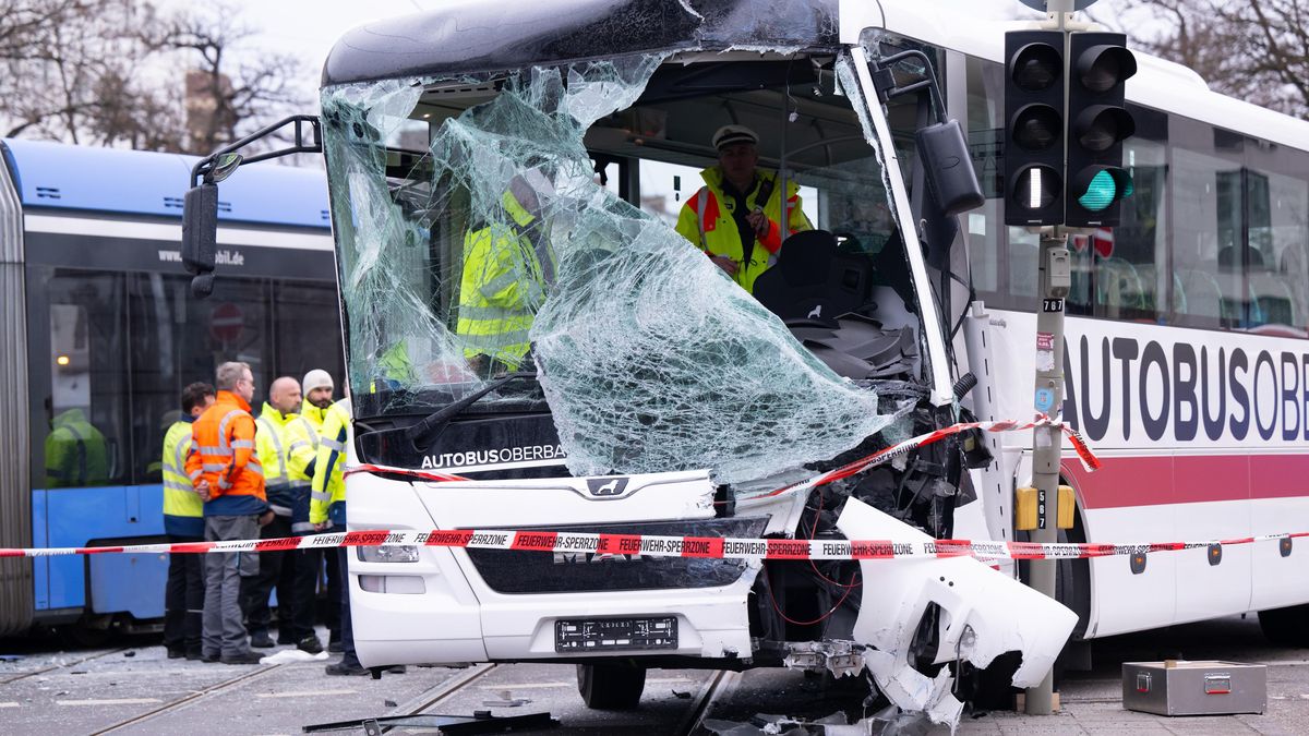 V Mnichově se srazila tramvaj s autobusem, 11 zraněných mezi nimi devět dětí