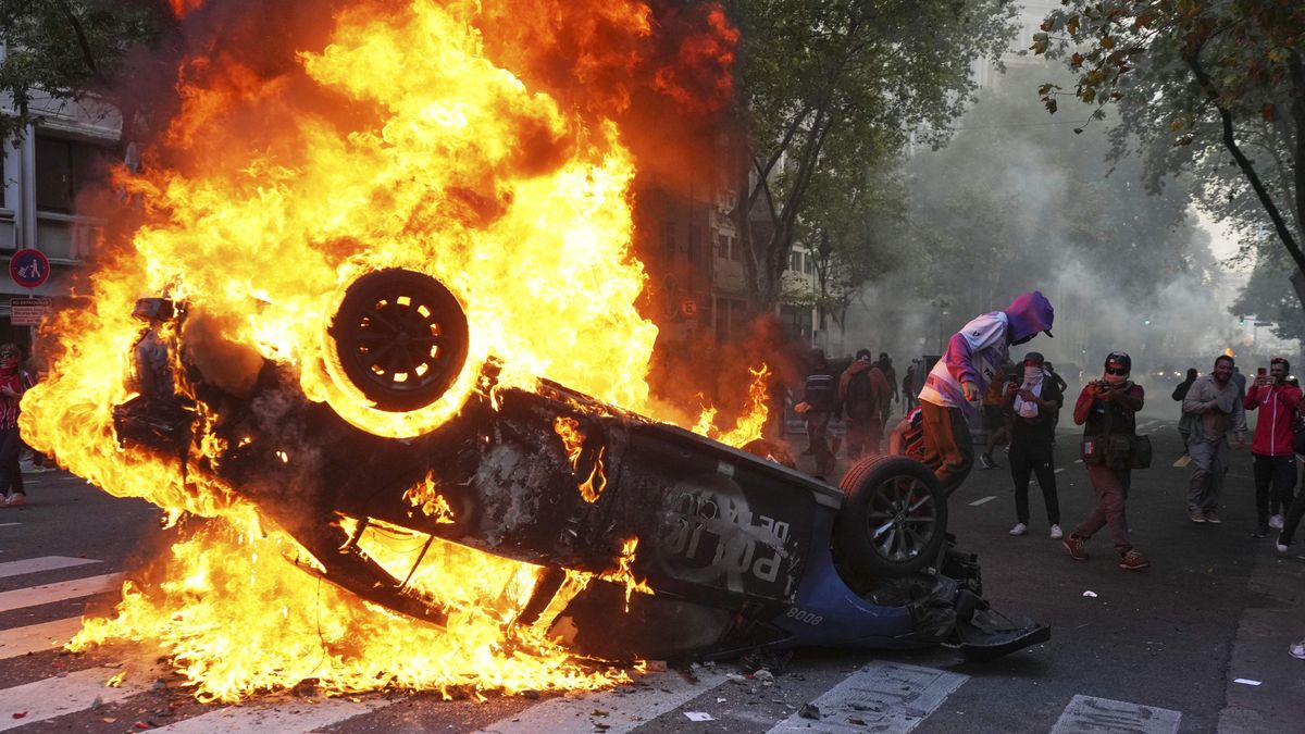 Hořící auta, desítky raněných. Nespokojení důchodci se v Buenos Aires spojili s fotbalovými fanoušky a tvrdě se střetli s policií