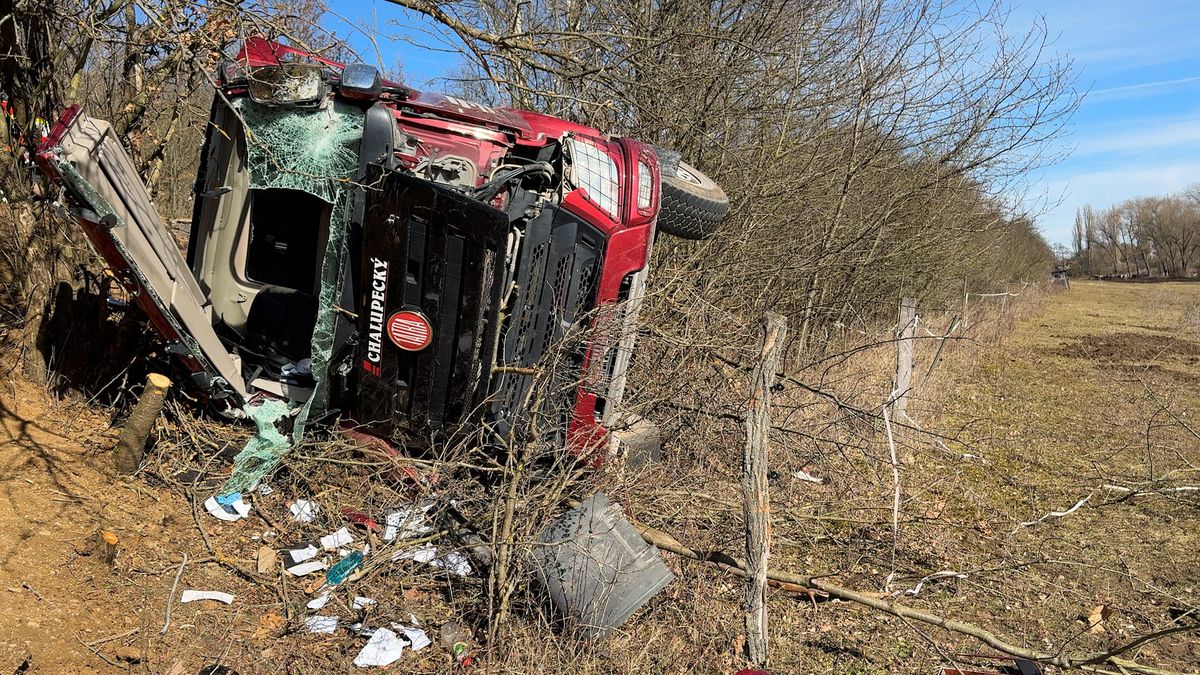 S tatrovkou se na Berounsku utrhla krajnice, jeden těžce zraněný