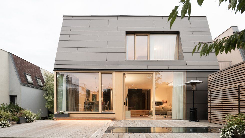 Řadový dům proměnili architekti na moderní městskou vilku s bazénem