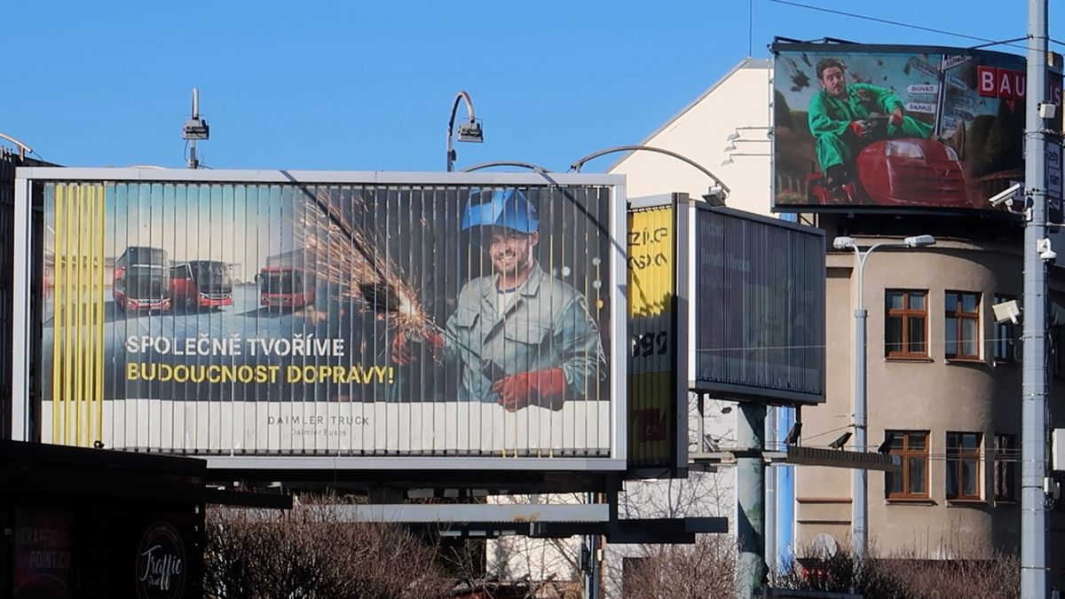 Plachty sundat! Plzni došla trpělivost s reklamní džunglí