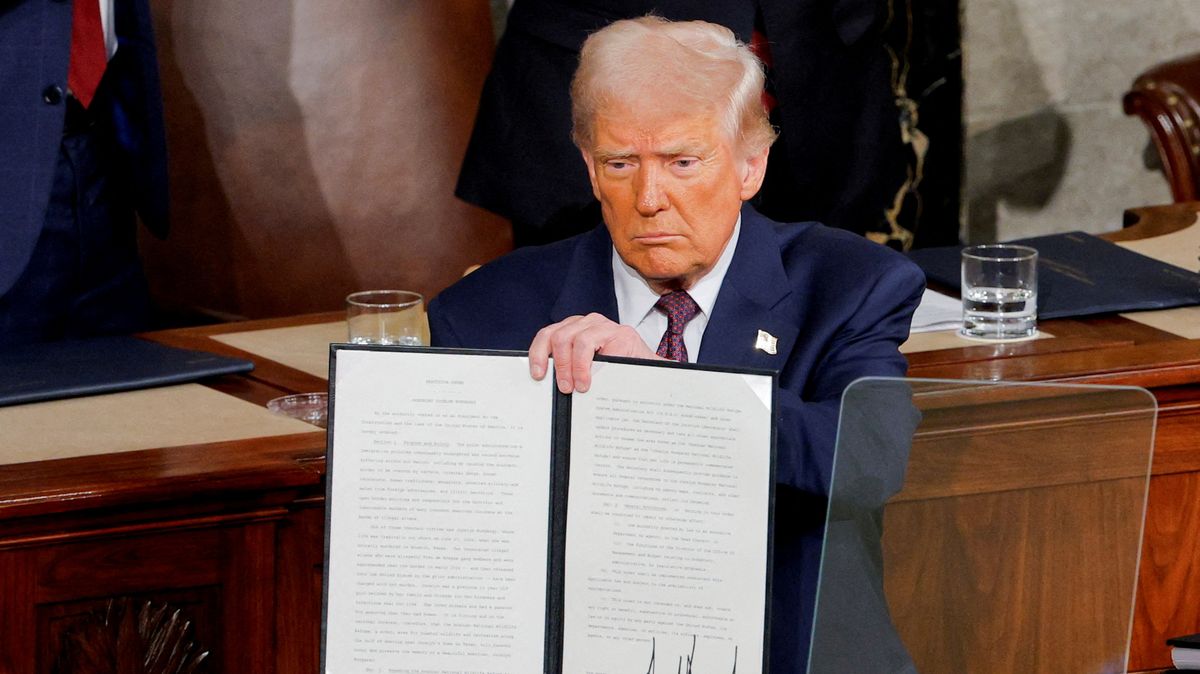 Cla proti Kanadě a Mexiku platí druhý den a Trump už dal automobilkám na měsíc výjimku