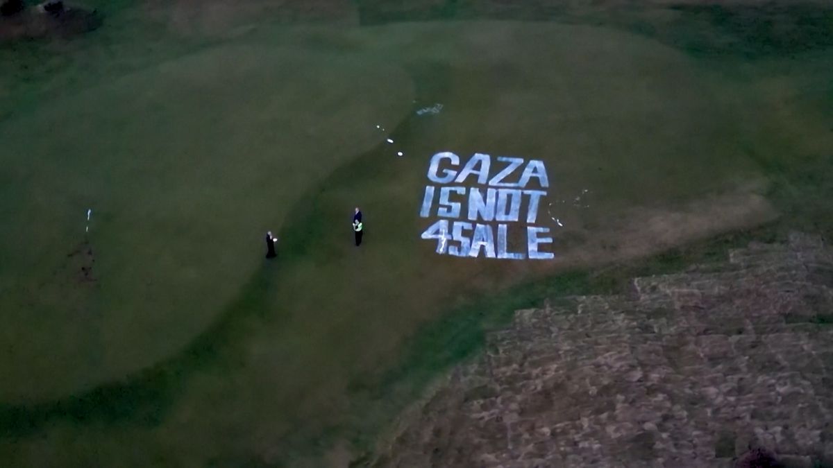 „Gaza není na prodej“. Propalestinská skupina zdevastovala Trumpův golfový resort ve Skotsku