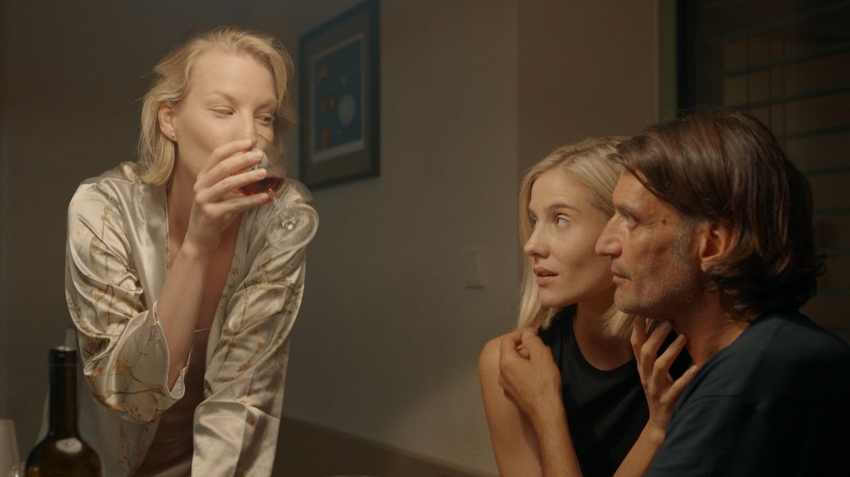 Padesátník v bisexuálním milostném trojúhelníku. Kde končí láska, ptá se nový film Milana Cieslara