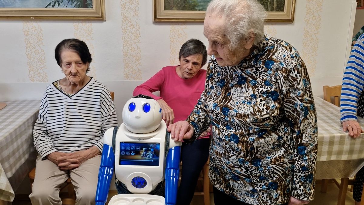 Prostořeký robot Robin baví klienty hradišťského domova pro seniory