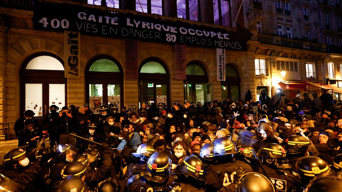 Slzný plyn, obušky. Policie vyklidila v centru Paříže divadlo obsazené migranty
