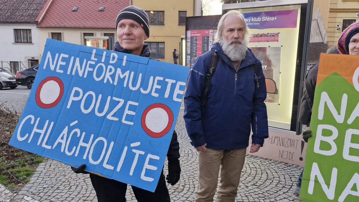Stovky lidí přišly diskutovat o nové podobě silnice přes Český ráj. Vadí jim zničení krajiny i nadměrný hluk