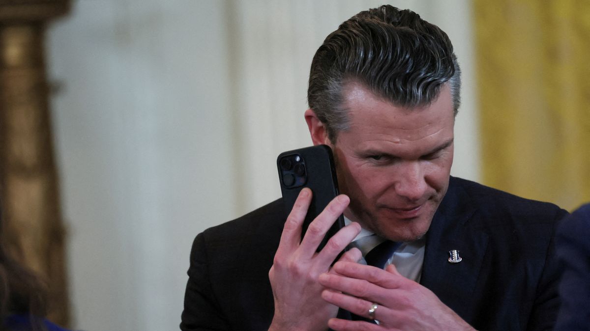 Další skandál šéfa Pentagonu: Hegseth si o útoku v Jemenu psal i se svou ženou a bratrem