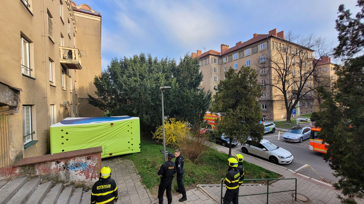 Mladá žena v Ostravě si skok z okna vymluvit nenechala. Hasiči stihli nafouknout matraci