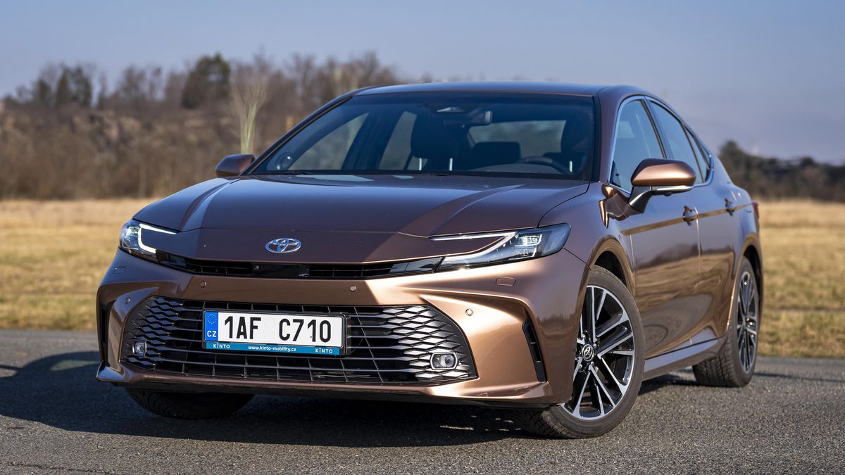 Test Toyoty Camry: Hybridní sedan, který si vás získá