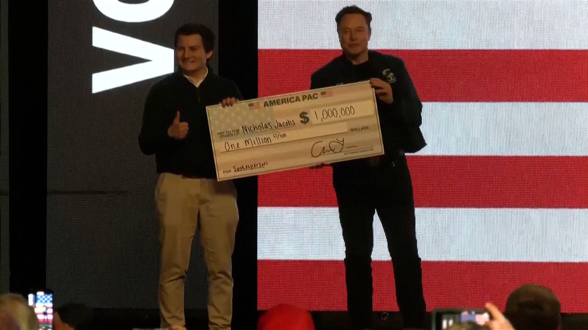 Musk před soudními volbami ve Wisconsinu předal voličům šeky na milion dolarů