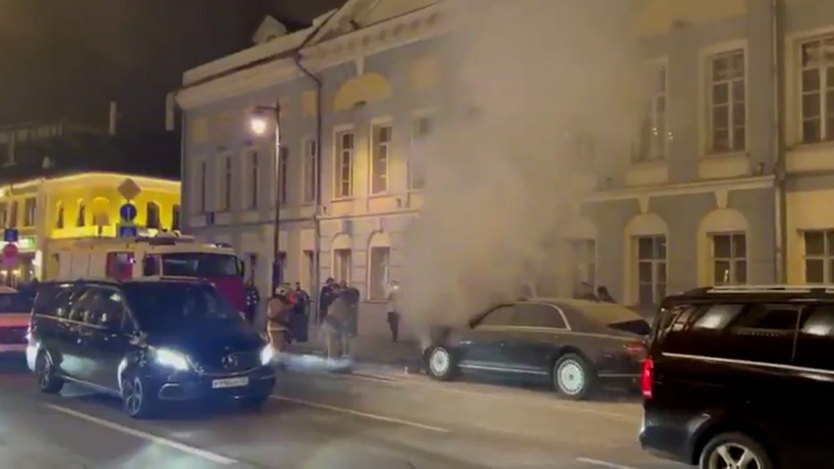 V centru Moskvy shořel Aurus Senat, luxusní limuzína z Putinovy garáže