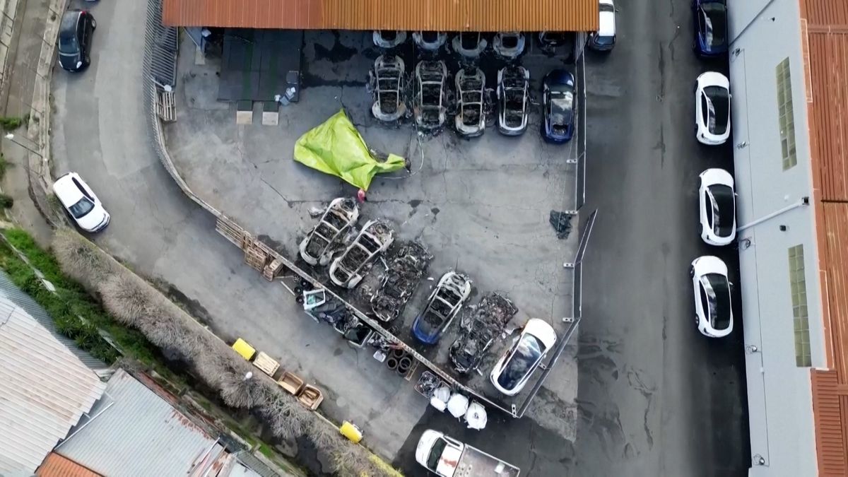 Při požáru autosalonu Tesla v Římě shořelo 17 vozů