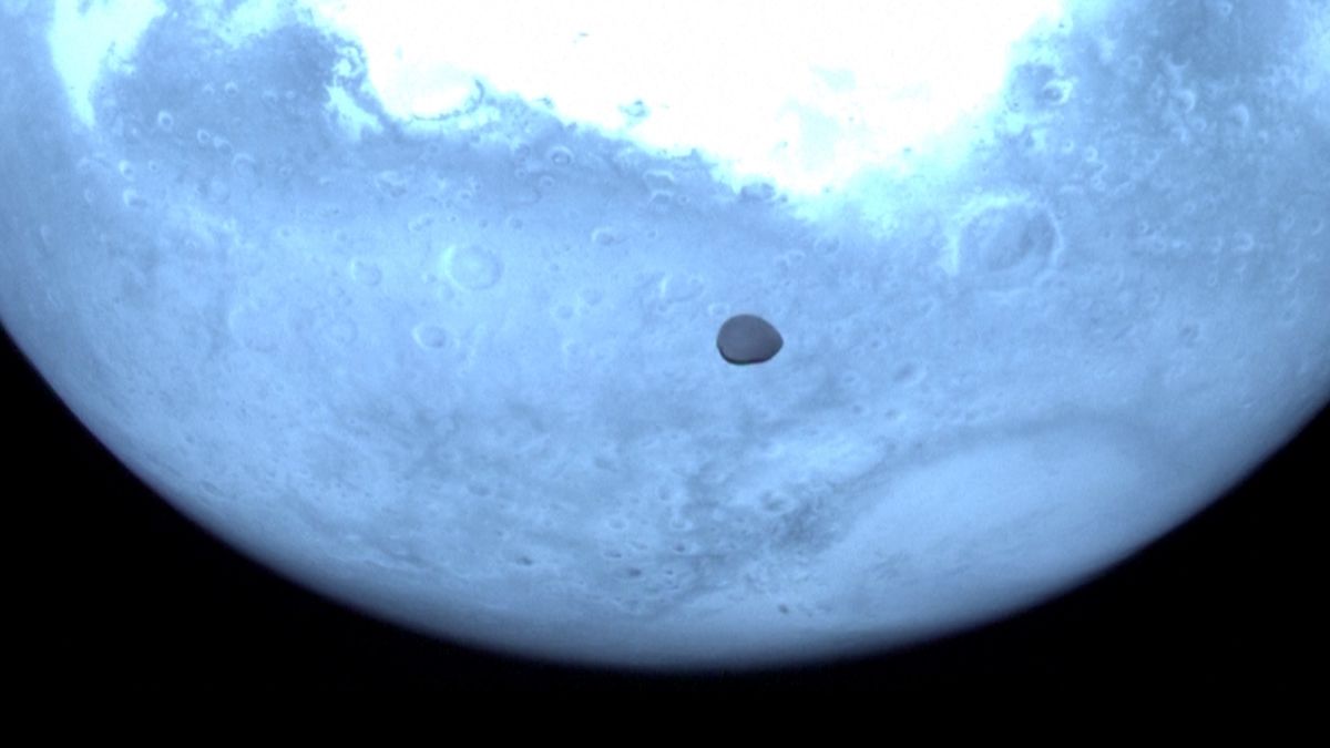 Na cestě k „trefenému“ asteroidu sonda Hera nasnímala Mars i jeho měsíc
