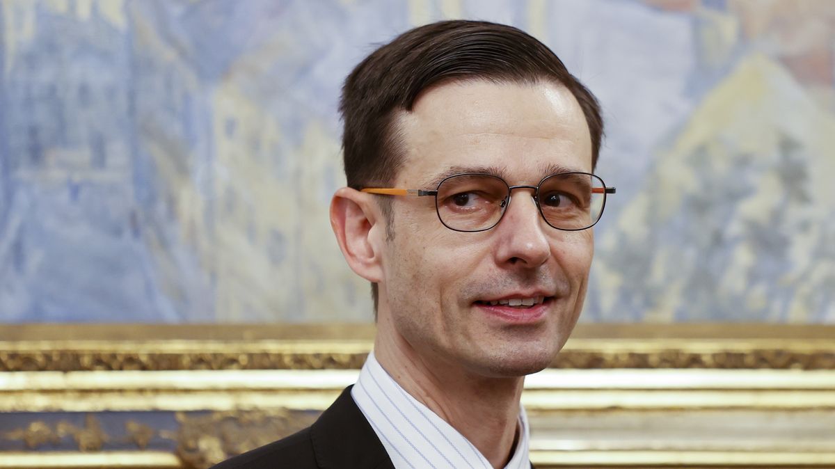 Po bodnutí nožem ho zachránila operace. Podle ministerstva se mu nic nestalo