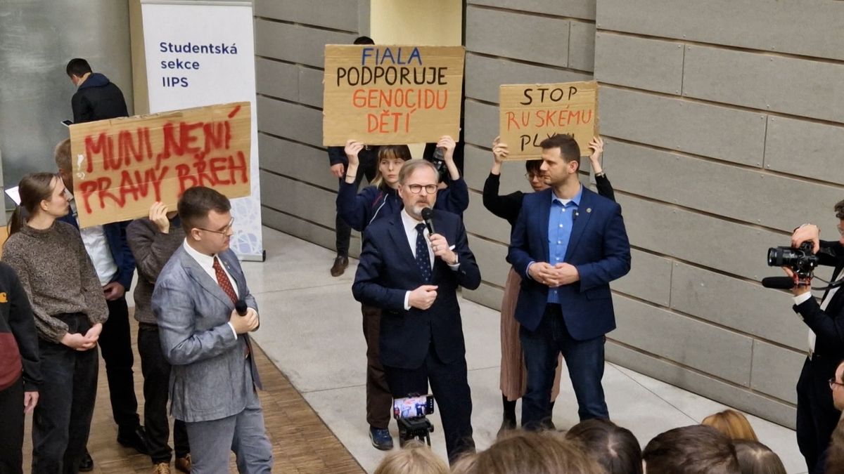 Proti Fialovi protestovala v Brně při debatě část studentů, obklopila ho ochranka
