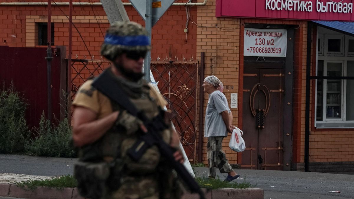 Rusové při útoku na Sudžu použili ukrajinské modré pásky, aby zmátli obránce. Jako nacisté v Ardenách