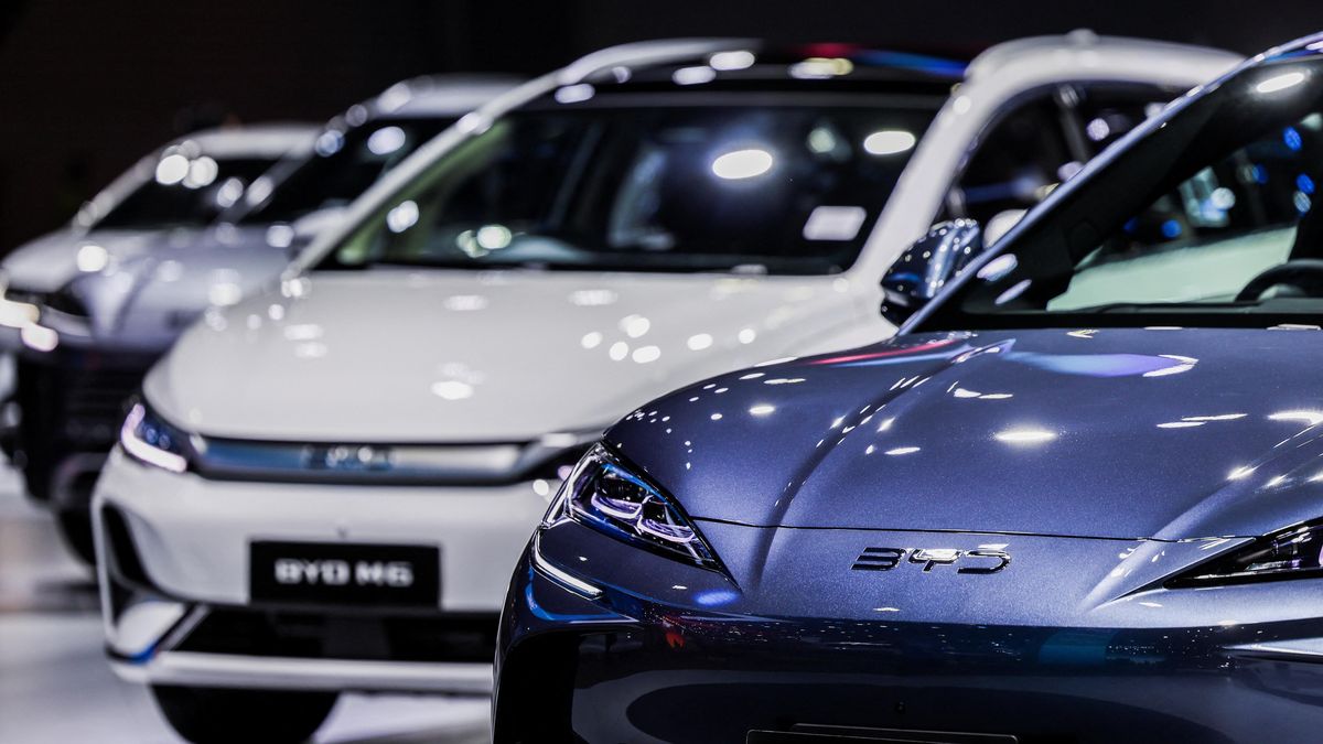 Čínská automobilka BYD dál poráží Teslu. Loni dosáhla rekordního zisku