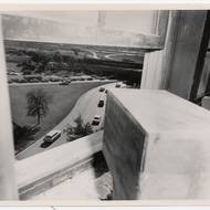 Pohled na Elm Street a přilehlý park Dealey Plaza. Takovýto výhled měl atentátník Lee Harvey Oswald při průjezdu konvoje.